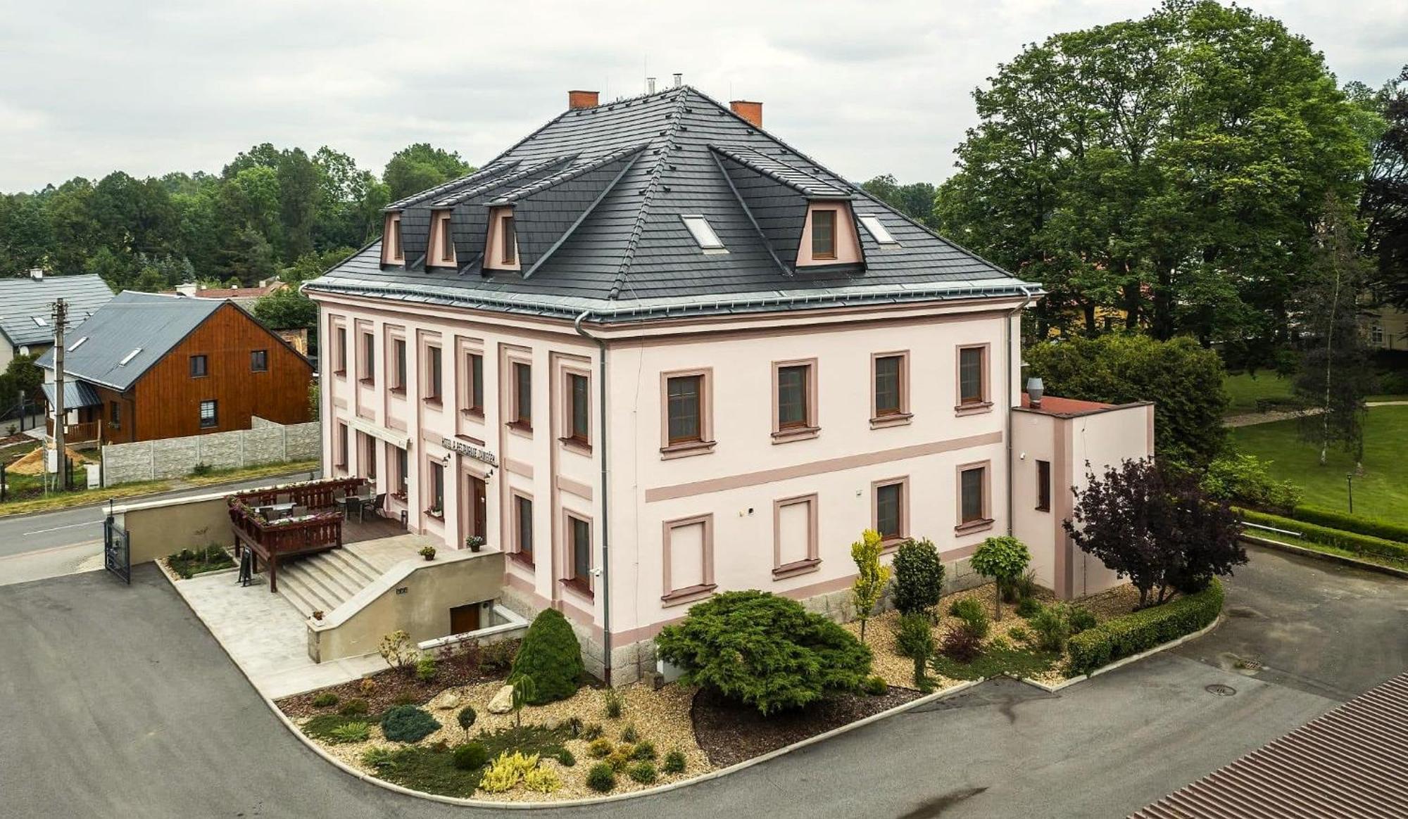 Hotel Zamecek Raspenava エクステリア 写真