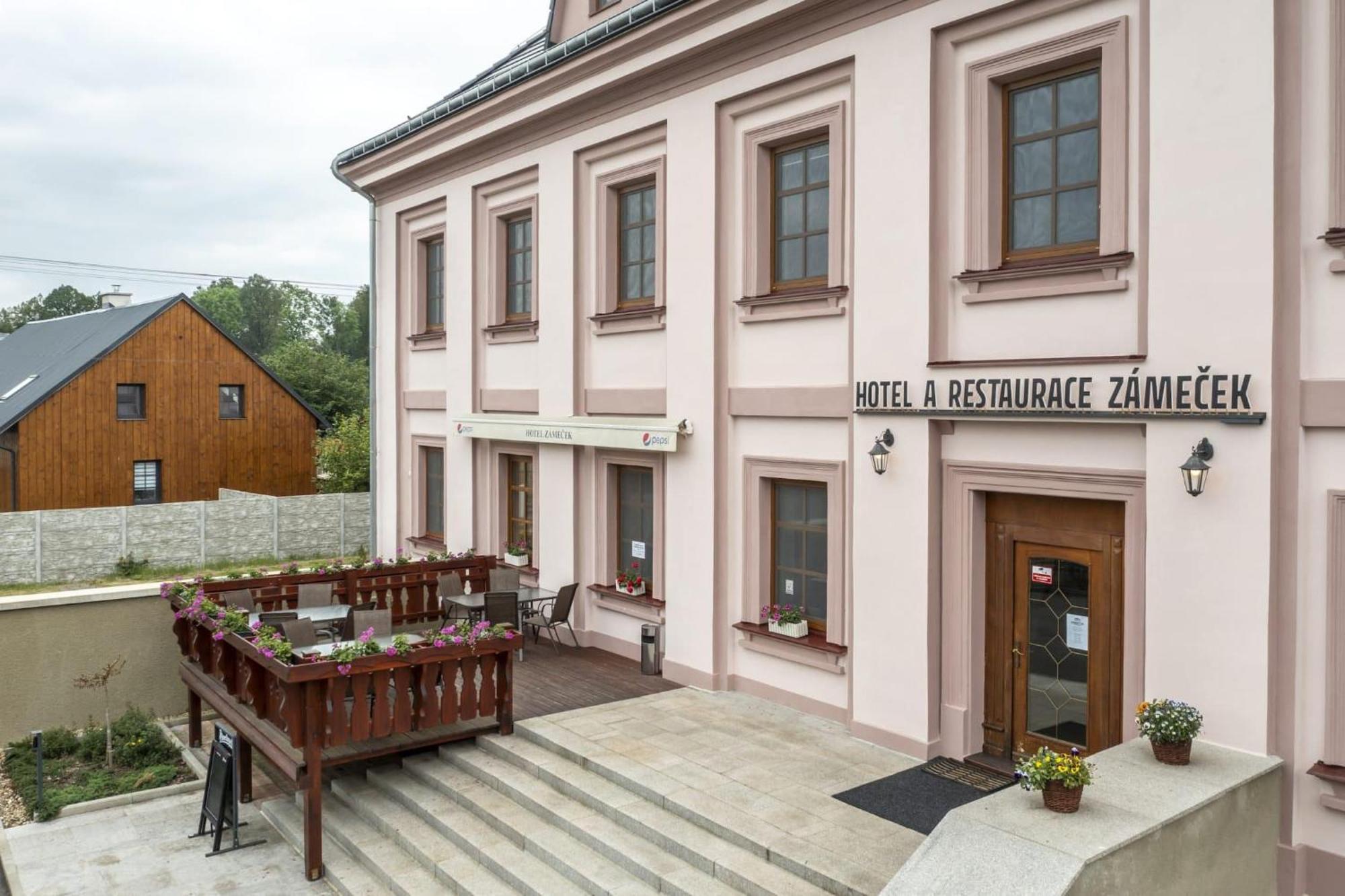 Hotel Zamecek Raspenava エクステリア 写真